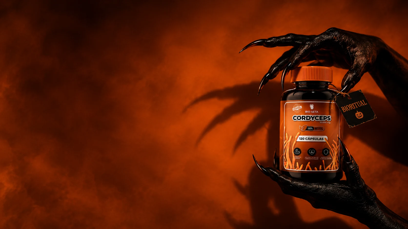 Frasco de Cordyceps en polvo junto a una pista de atletismo de noche