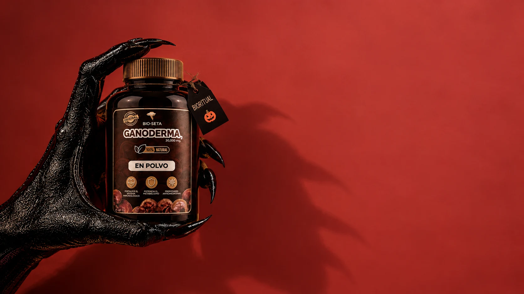 Frasco de Ganoderma en cápsulas junto al agua, en calma